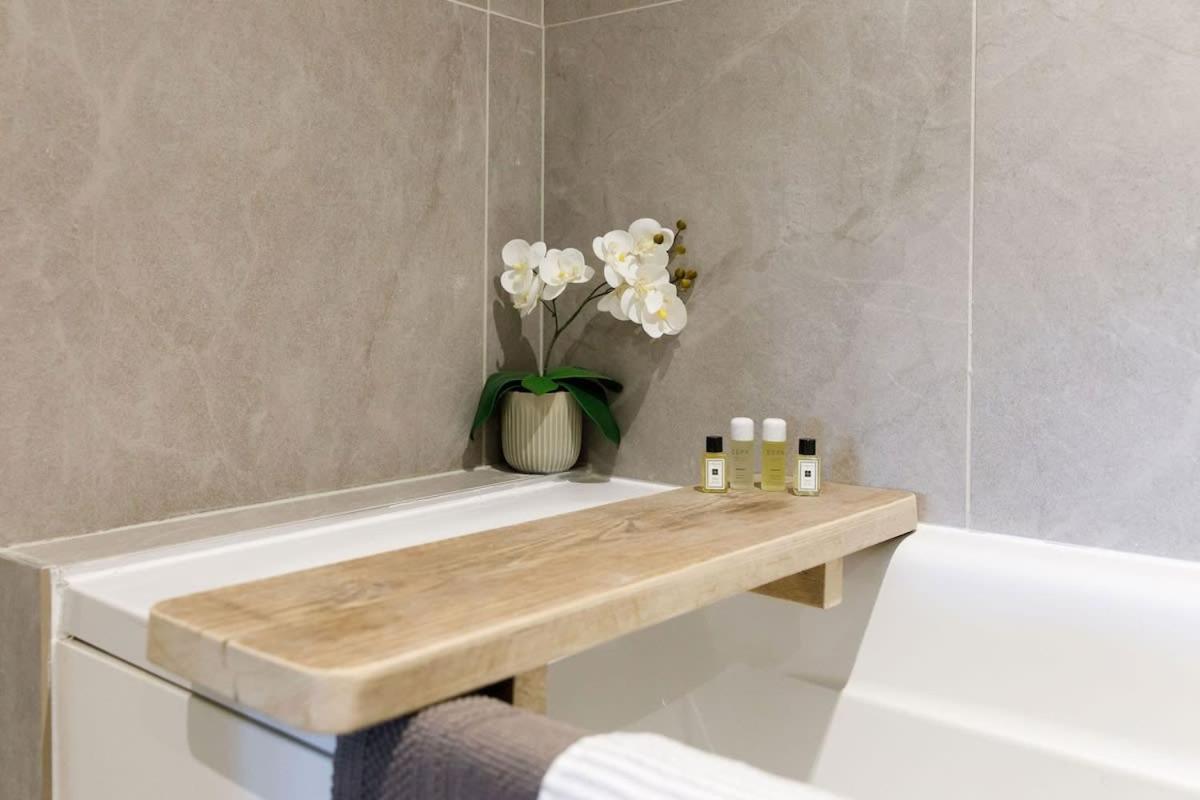 Stylish City Centre Apartment With Sauna Chichester Eksteriør bilde