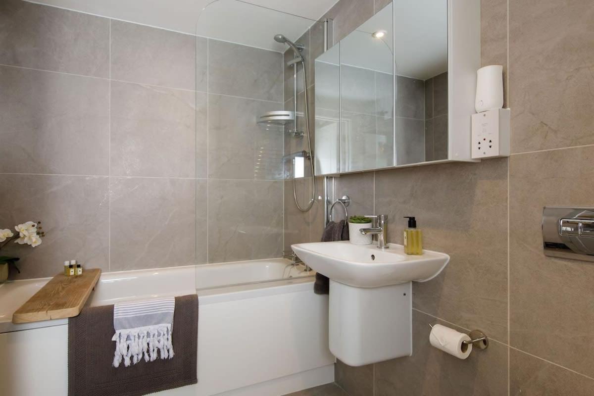 Stylish City Centre Apartment With Sauna Chichester Eksteriør bilde