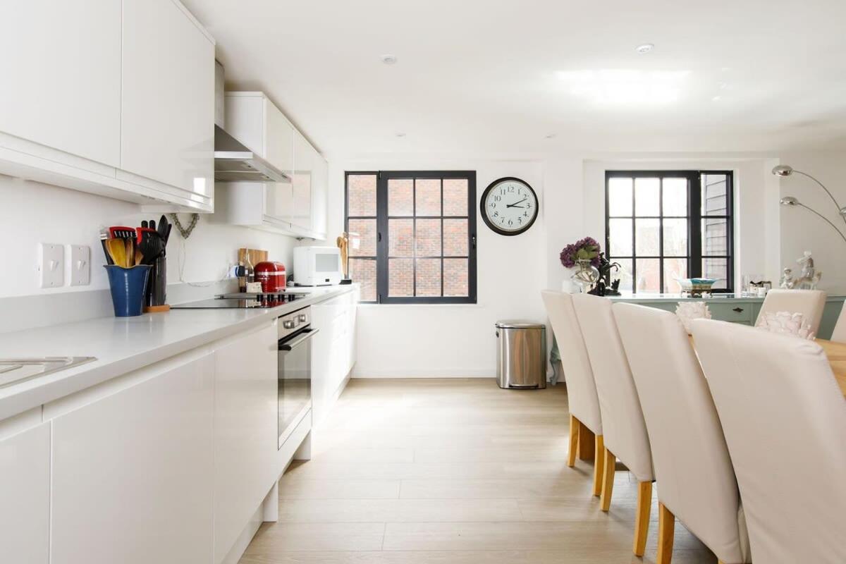 Stylish City Centre Apartment With Sauna Chichester Eksteriør bilde