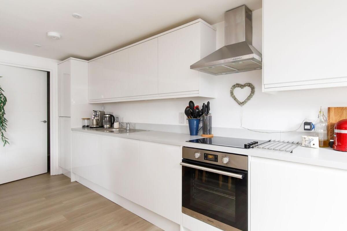 Stylish City Centre Apartment With Sauna Chichester Eksteriør bilde