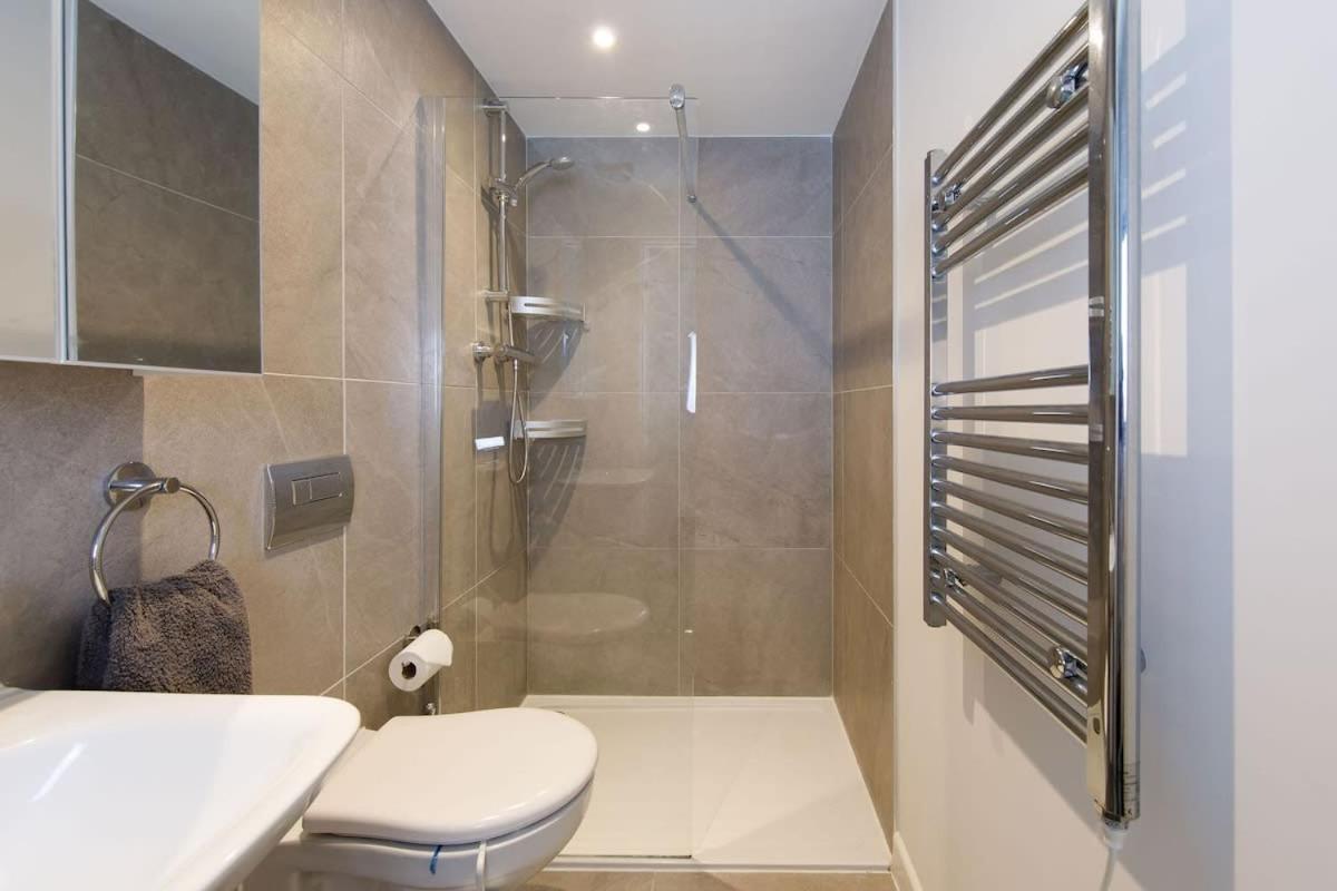 Stylish City Centre Apartment With Sauna Chichester Eksteriør bilde