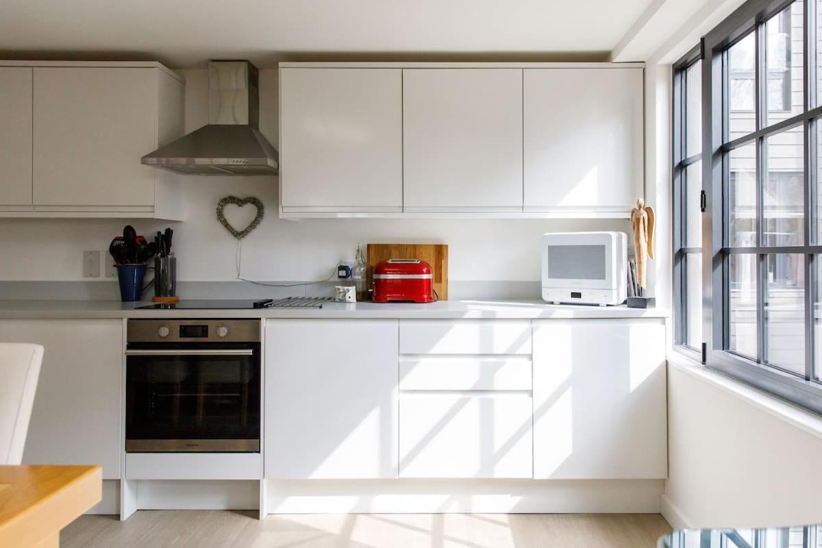 Stylish City Centre Apartment With Sauna Chichester Eksteriør bilde